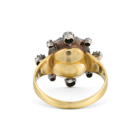 ANTIQUE EMERALD AND DIAMOND RING - photo 3