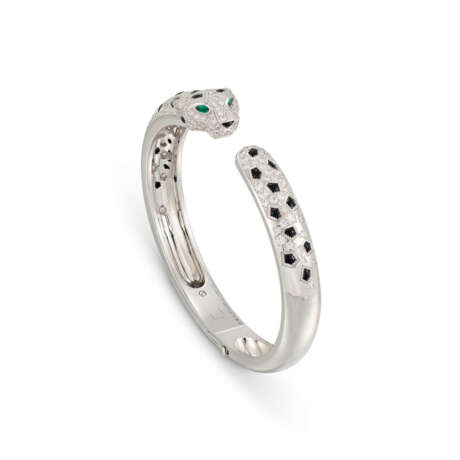 CARTIER 'PANTHÈRE DE CARTIER' ONYX, EMERALD AND DIAMOND BANGLE BRACELET - photo 2