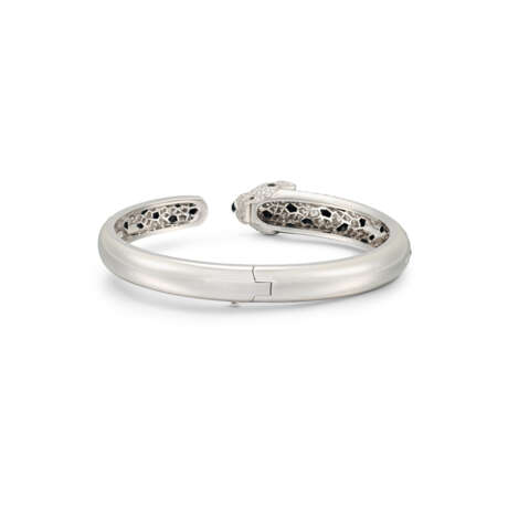 CARTIER 'PANTHÈRE DE CARTIER' ONYX, EMERALD AND DIAMOND BANGLE BRACELET - photo 3