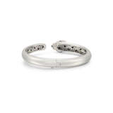 CARTIER 'PANTHÈRE DE CARTIER' ONYX, EMERALD AND DIAMOND BANGLE BRACELET - photo 3