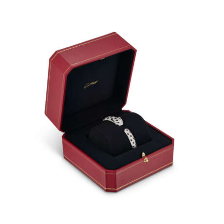 CARTIER 'PANTHÈRE DE CARTIER' ONYX, EMERALD AND DIAMOND BANGLE BRACELET - photo 4