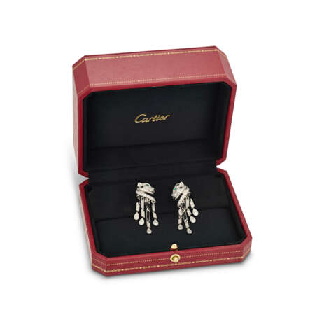 CARTIER 'PANTHÈRE DE CARTIER' ONYX, EMERALD AND DIAMOND EARRINGS - photo 3
