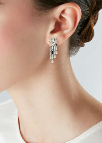 CARTIER 'PANTHÈRE DE CARTIER' ONYX, EMERALD AND DIAMOND EARRINGS - photo 4
