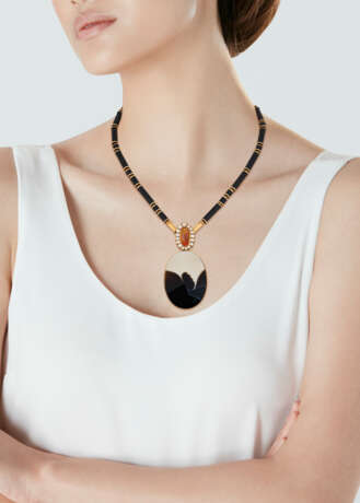 GRIMA AGATE, FIRE OPAL AND DIAMOND PENDANT, 1990s - Foto 4
