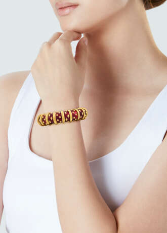 JEAN SCHLUMBERGER FOR TIFFANY & CO ENAMEL 'DOT LOSANGE' BANGLE BRACELET - фото 4