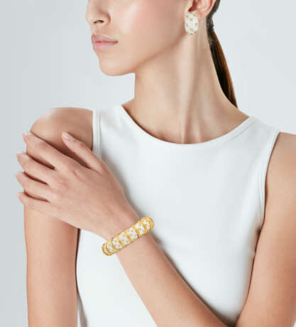 SCHLUMBERGER FOR TIFFANY & CO., WHITE ENAMEL ‘DOT LOSANGE’ BANGLE BRACELET AND 'BANANA' EARRINGS - photo 6