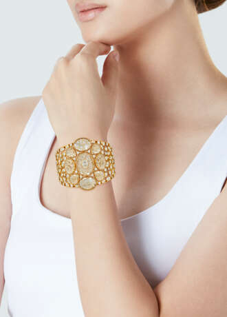 CHANEL 'LES TALISMANS DE CHANEL' ROCK CRYSTAL AND DIAMOND 'MAGNETIQUE' CUFF - photo 4