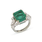 EMERALD AND DIAMOND RING - photo 1
