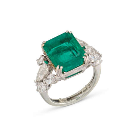 EMERALD AND DIAMOND RING - photo 1