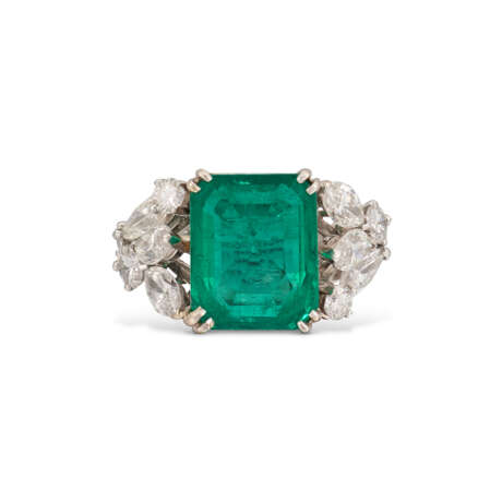 EMERALD AND DIAMOND RING - photo 2