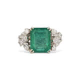 EMERALD AND DIAMOND RING - photo 2