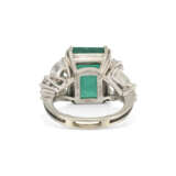 EMERALD AND DIAMOND RING - photo 3