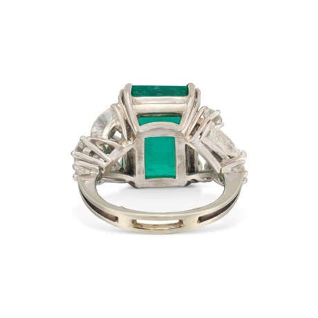 EMERALD AND DIAMOND RING - photo 3