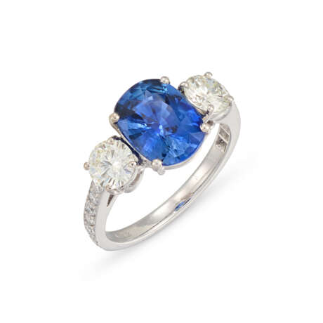 SAPPHIRE AND DIAMOND RING - photo 1