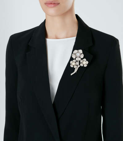 CULTURED PEARL AND DIAMOND FLOWER BROOCH - photo 3