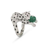 CARTIER ONYX, DIAMOND AND EMERALD 'PANTHÈRE' RING - Foto 1
