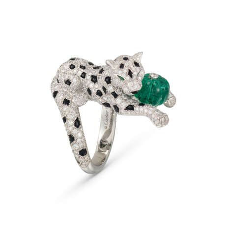 CARTIER ONYX, DIAMOND AND EMERALD 'PANTHÈRE' RING - Foto 1