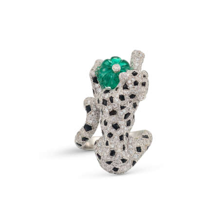 CARTIER ONYX, DIAMOND AND EMERALD 'PANTHÈRE' RING - Foto 2