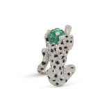 CARTIER ONYX, DIAMOND AND EMERALD 'PANTHÈRE' RING - Foto 2