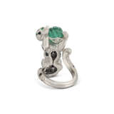 CARTIER ONYX, DIAMOND AND EMERALD 'PANTHÈRE' RING - Foto 3