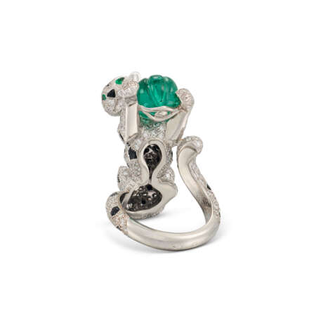 CARTIER ONYX, DIAMOND AND EMERALD 'PANTHÈRE' RING - Foto 3