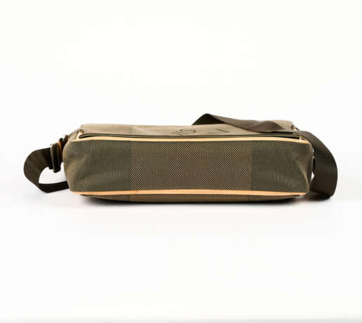 Louis Vuitton. Terre Damier Géant Canvas Messenger Bag - photo 5