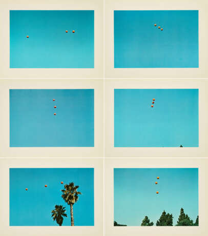 John Baldessari. Throwing three Balls in the Air to get a straight Line (best of thirty-six Attempts) - Foto 1