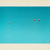 John Baldessari. Throwing three Balls in the Air to get a straight Line (best of thirty-six Attempts) - Foto 2