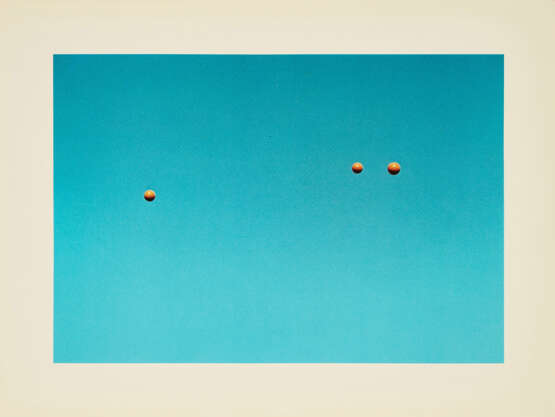 John Baldessari. Throwing three Balls in the Air to get a straight Line (best of thirty-six Attempts) - Foto 2