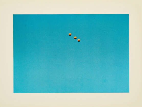 John Baldessari. Throwing three Balls in the Air to get a straight Line (best of thirty-six Attempts) - Foto 3