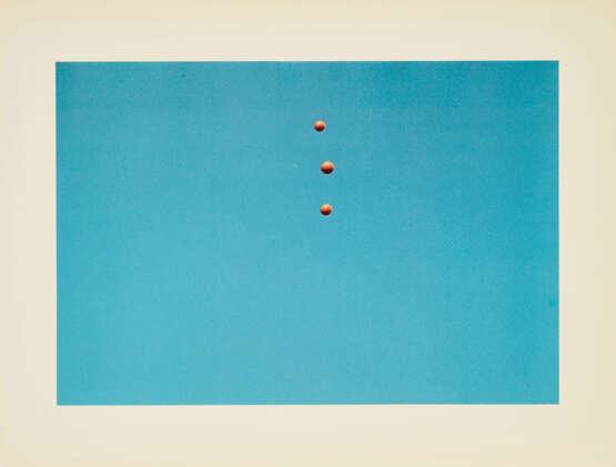 John Baldessari. Throwing three Balls in the Air to get a straight Line (best of thirty-six Attempts) - Foto 4