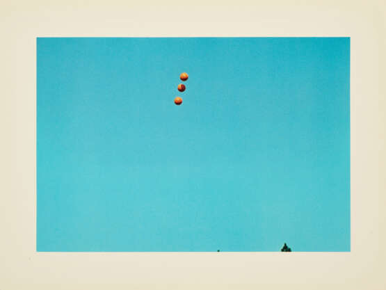 John Baldessari. Throwing three Balls in the Air to get a straight Line (best of thirty-six Attempts) - Foto 5