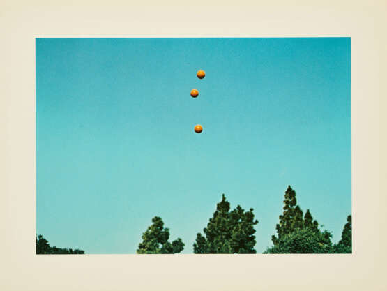John Baldessari. Throwing three Balls in the Air to get a straight Line (best of thirty-six Attempts) - Foto 7