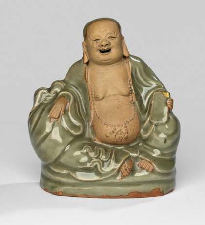 Seltene Longquan-Figur des Budai mit seinem Sack sitzend dargestellt - фото 1
