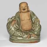 Seltene Longquan-Figur des Budai mit seinem Sack sitzend dargestellt - photo 1