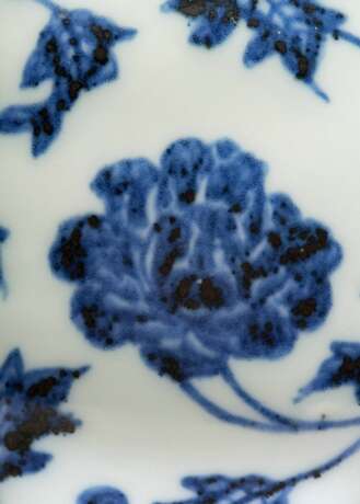 Sehr seltene Kanne mit unterglasurblauem Päonien-Dekor - photo 2