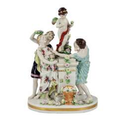 Groupe en porcelaine Jeunes avec Cupidon. 