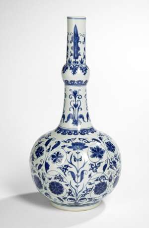 Feine unterglasurblaue dekorierte Flaschenvase mit Blütendekor - photo 1