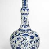 Feine unterglasurblaue dekorierte Flaschenvase mit Blütendekor - Foto 1