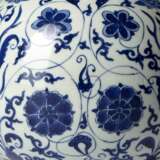 Feine unterglasurblaue dekorierte Flaschenvase mit Blütendekor - photo 2