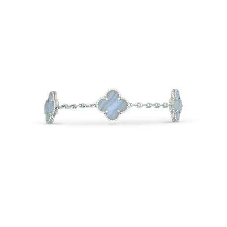 VAN CLEEF & ARPELS SET OF CHALCEDONY 'ALHAMBRA' JEWELLERY - Foto 4