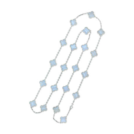 VAN CLEEF & ARPELS SET OF CHALCEDONY 'ALHAMBRA' JEWELLERY - Foto 6