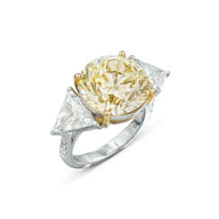 NO RESERVE - COLOURED DIAMOND AND DIAMOND RING