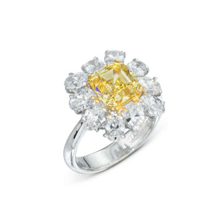 COLOURED DIAMOND AND DIAMOND RING - фото 1