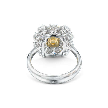 COLOURED DIAMOND AND DIAMOND RING - фото 2