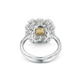 COLOURED DIAMOND AND DIAMOND RING - фото 2