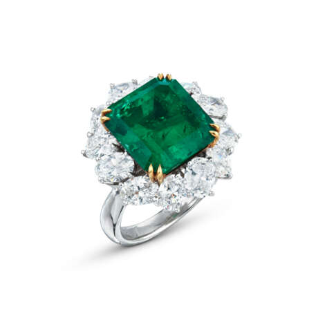 EMERALD AND DIAMOND RING - photo 1