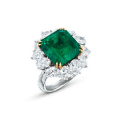 EMERALD AND DIAMOND RING