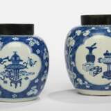 Zwei unterglasurblau dekorierte Ingwertöpfe aus Porzellan mit Antiquitäten - Foto 1