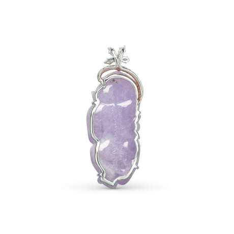 NO RESERVE - THREE JADEITE MONKEY AND DIAMOND PENDANTS - photo 3